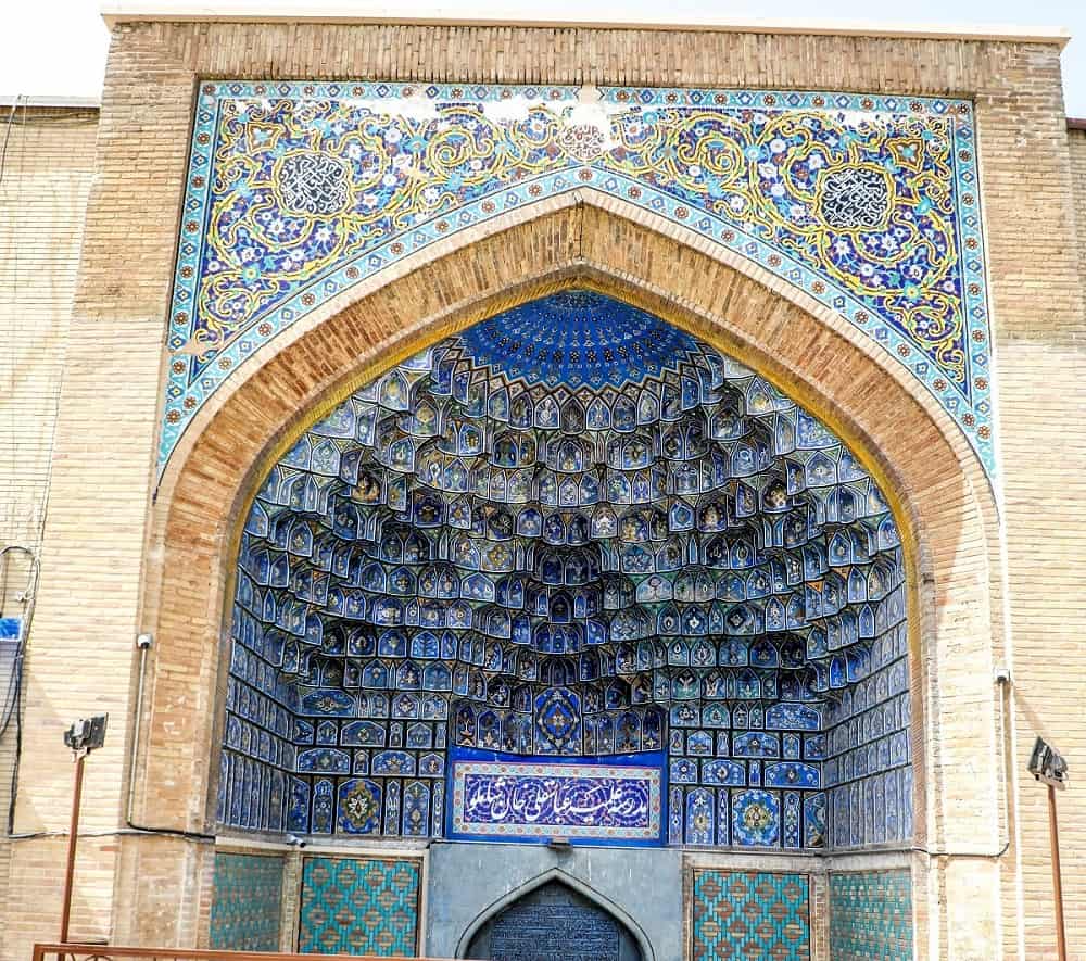 نمایی از کاشی کاریهای جذاب مدرسه عباسقلی خان از دیدنیهای نزدیک حرم