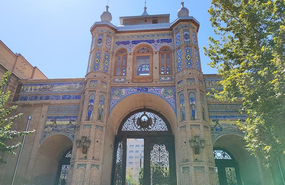 سردر باغ ملی زیر نور آفتاب