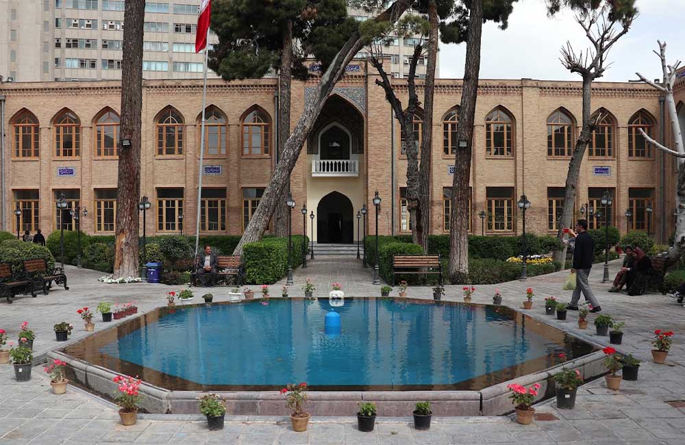 حوض وسط مدرسه دارالفنون
