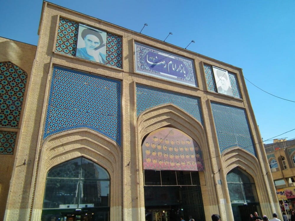 نمایی از سر در بازار امام رضا نزدیک حرم در یک روز آفتابی