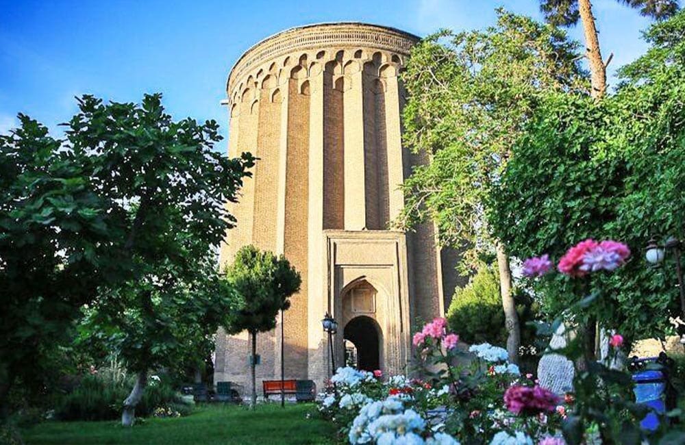 برج طغرل از نمای باغچه
