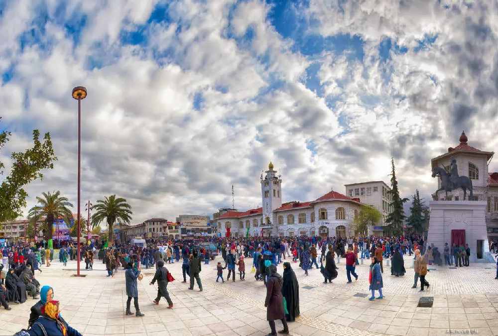 مردم در میدان شهرداری رشت