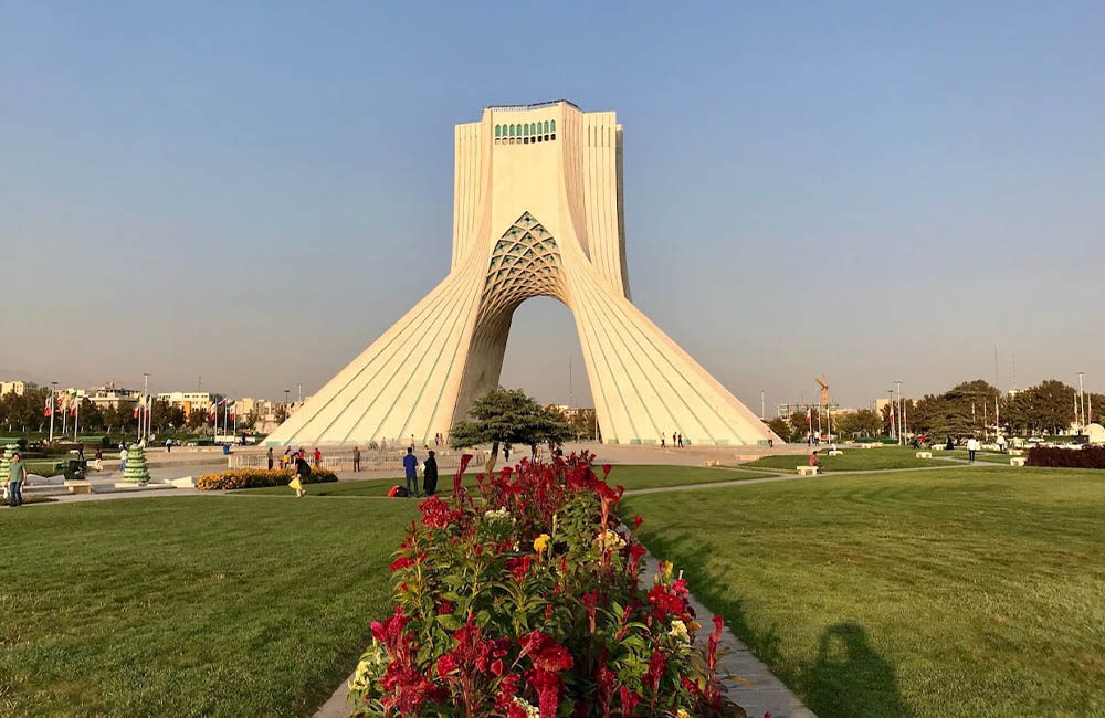 نمای بیرونی برج آزادی