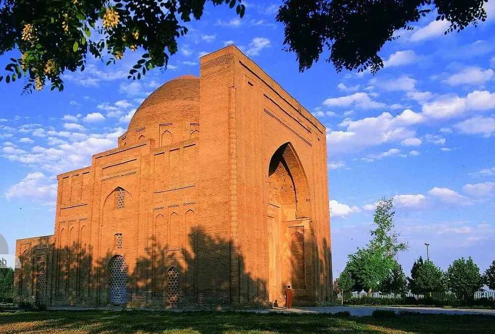 گنبد هارونیه بهعنوان یکی از مکانهای تاریخی مشهد