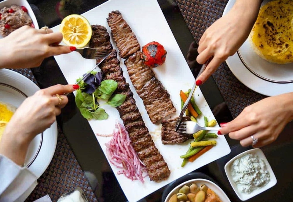 نمایی از یک سینی کباب رستوران رازقی در رشت