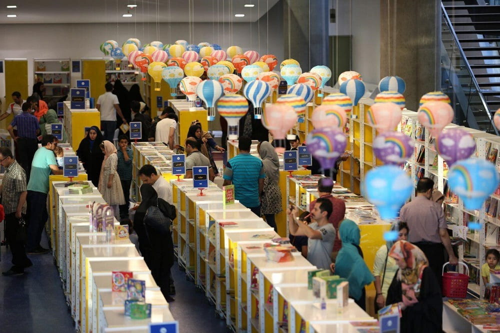 نمایی از فضای شلوغ و زنده داخل باغ کتاب تهران