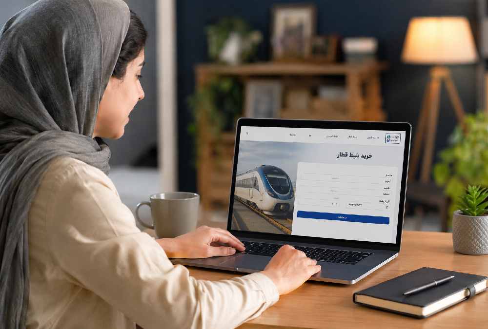 خانم جوانی در حال خرید آنلاین بلیت قطار