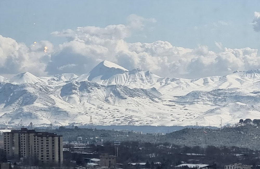 کوههای برفی تهران از نمای بام محک