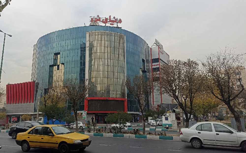 مرکز خرید دنیای نور در بزرگراه رسالت از محبوب‌ترین مراکز خرید شرق تهران