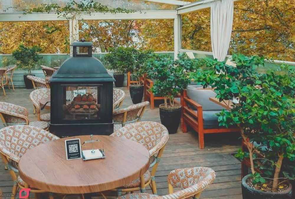 فضای بیرونی روف گاردن در یکی از بهترین کافه های رشت در فصل پاییز