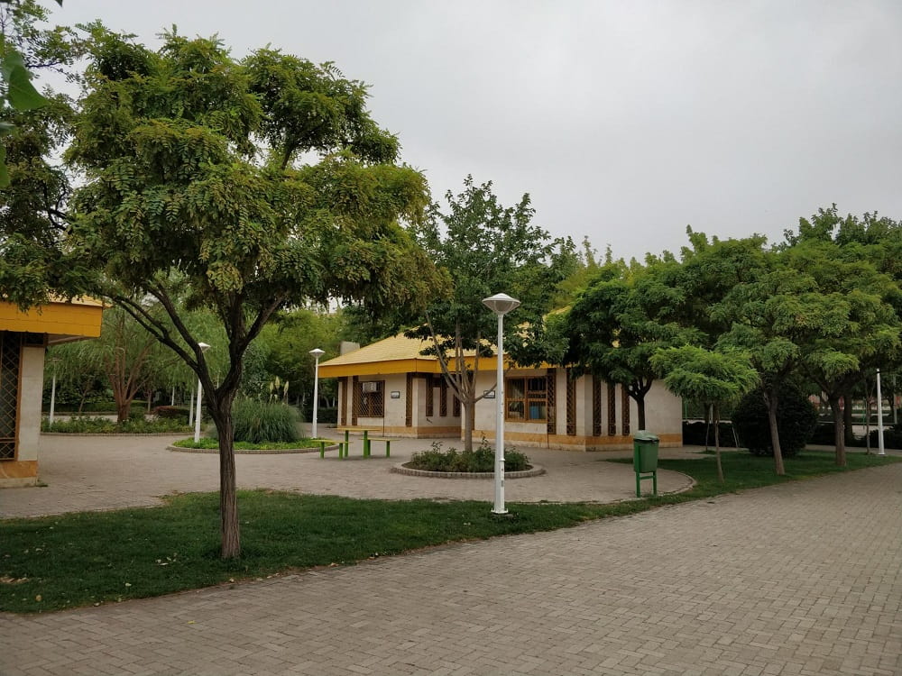 نمایی از درختان سرسبز پارک حجاب مشهد