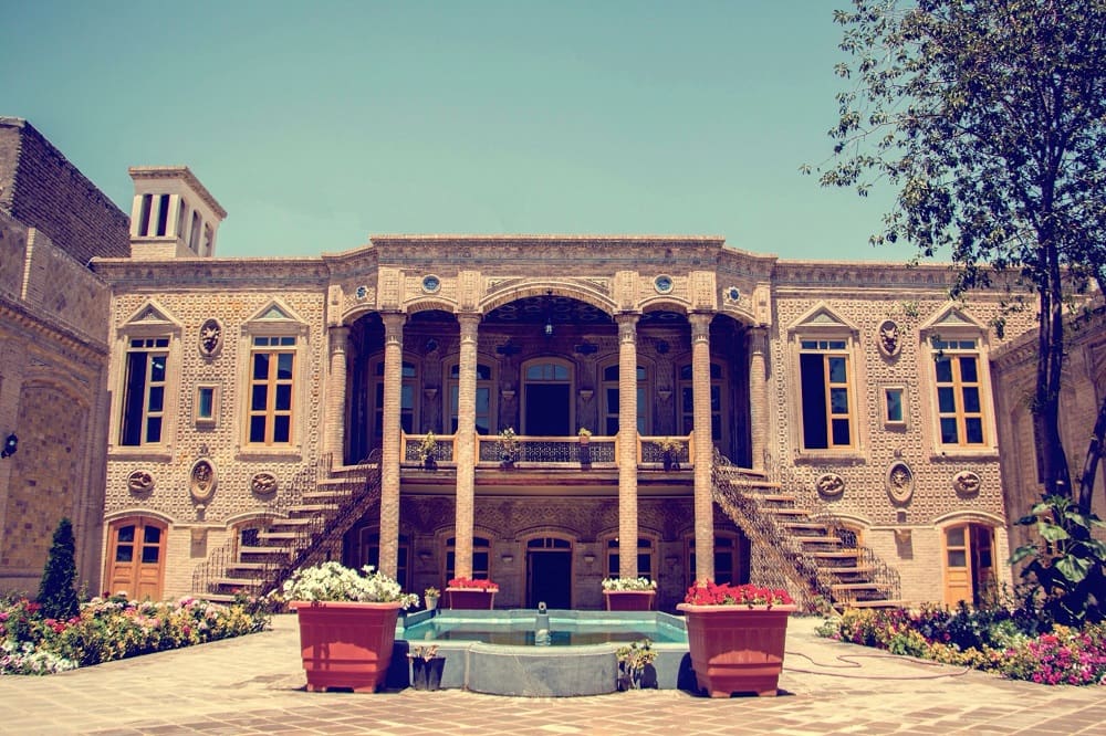 نمایی از معماری جالب خانه داروغه از جاهای تاریخی نزدیک حرم