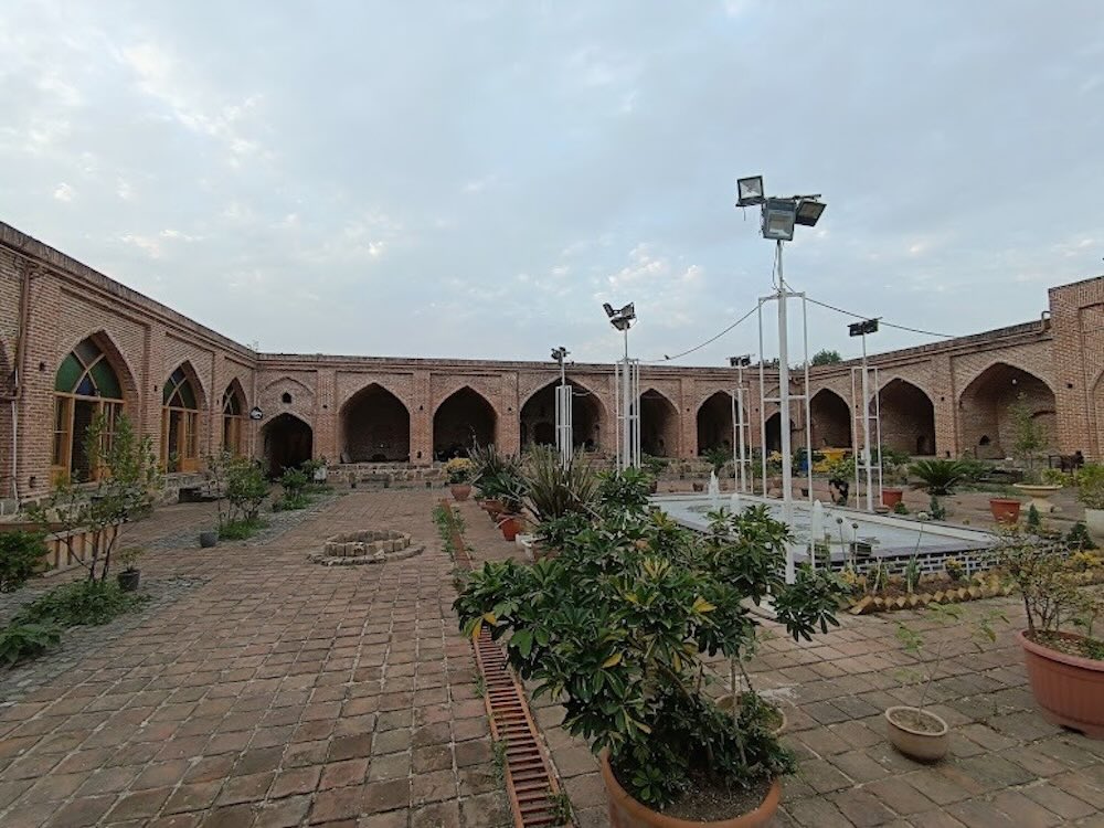 نمایی از حیاط کاروانسرای شاه عباسی رشت