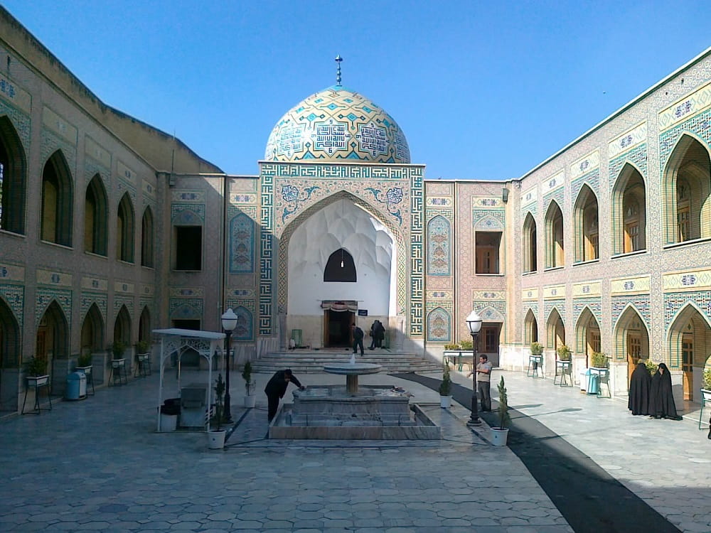 نمایی از مقبره پیر پالاندوز از جاهای دیدنی مشهد نزدیک حرم در یک روز آفتابی