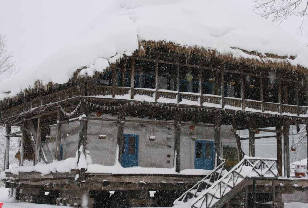 موزه میراث روستایی گیلان پوشیده از برف در زمستان