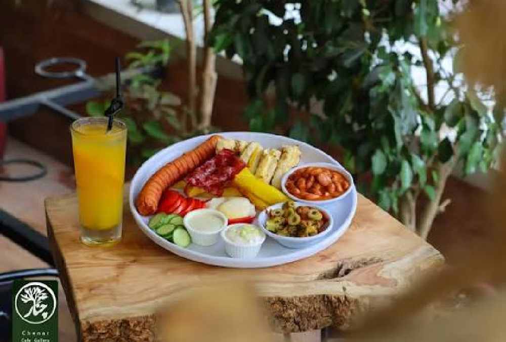 بشقاب صبحانه انگلیسی کافه گالری چنار از بهترین کافه های منظریه رشت