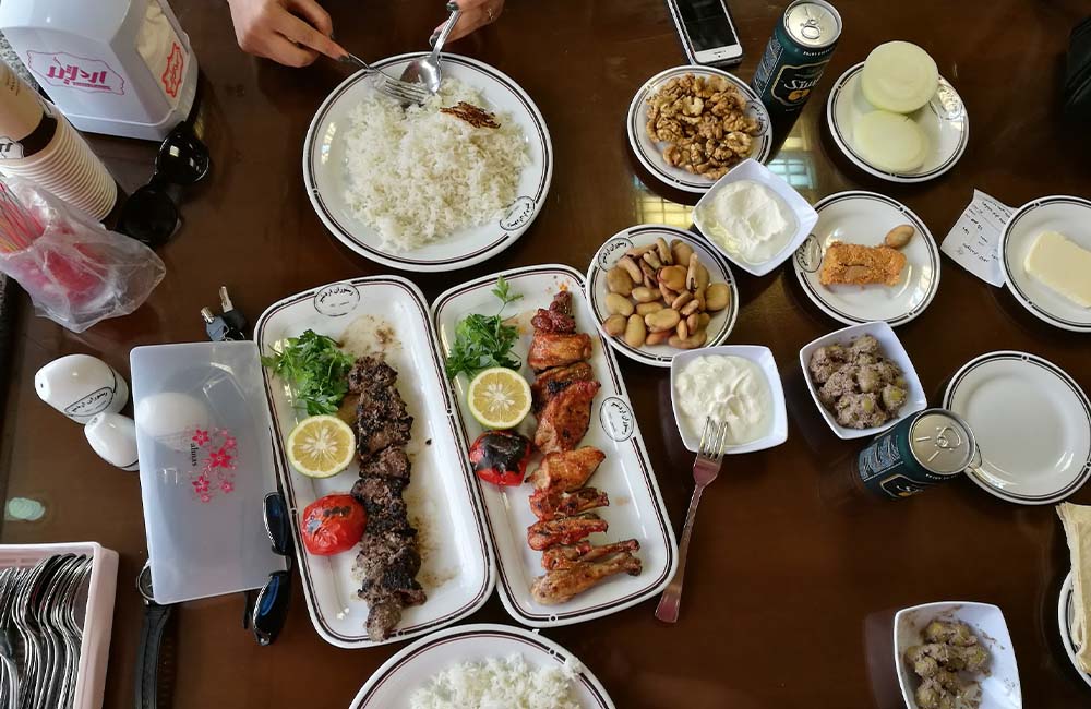 میز پر از غذا در رستورانی در رشت