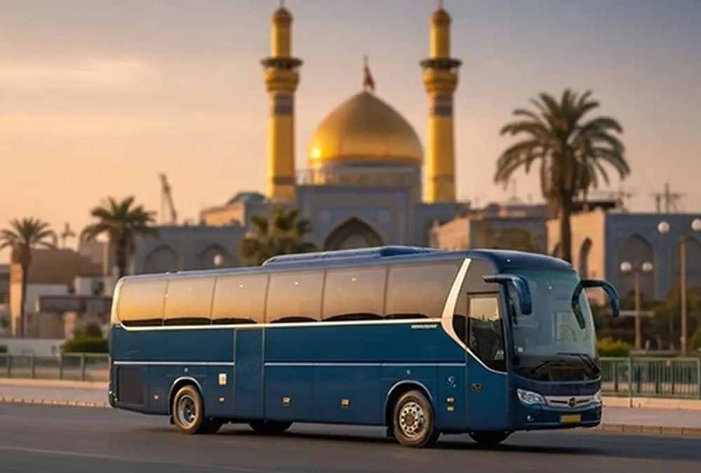 اتوبوس آبی رنگ به عنوان اقتصادیترین راههای سفر به مشهد در تصویر با بک گراند حرم امام رضا