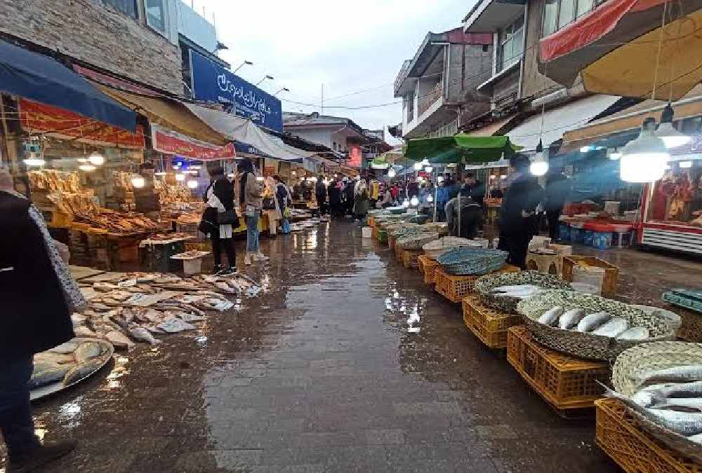 راسته ماهی فروشان بازار بزرگ رشت در یک روز بارانی