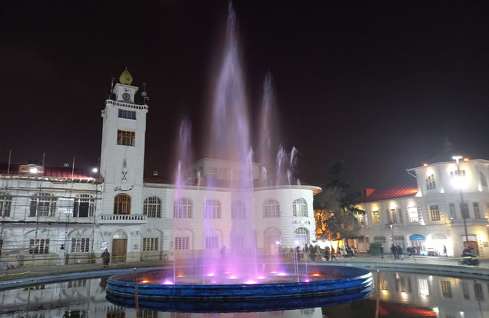 فواره در وسط میدان شهرداری رشت در شب
