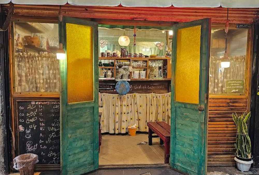 ورودی کافه شاباجی بهعنوان یکی از رستورانهای سنتی دنج رشت