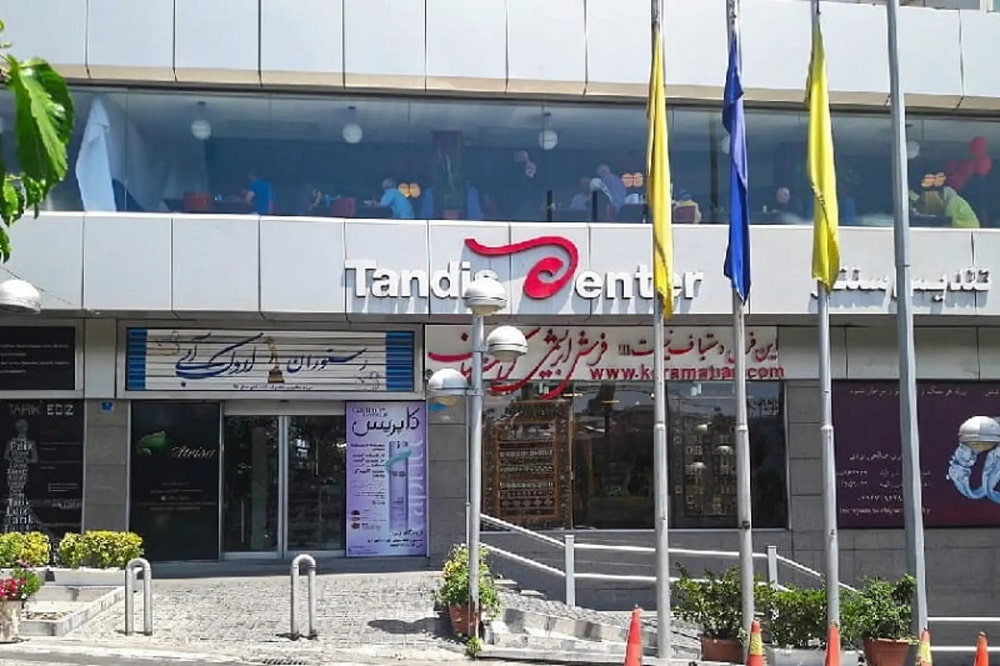 نمایی از ورودی پاساژ تندیس