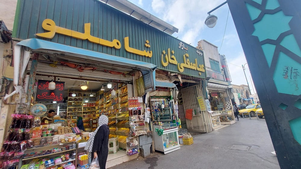 نمایی از غرفههای بدون شیشه بازار عباسقلی خان از بازارهای نزدیک حرم