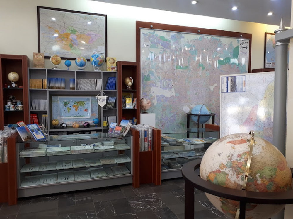 نمایی از داخل کتابفروشی گیتاشناسی