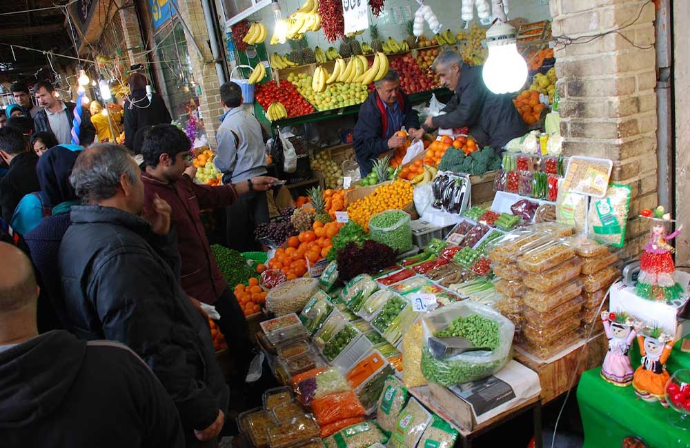 یک میوه‌فروشی در بازار تجریش