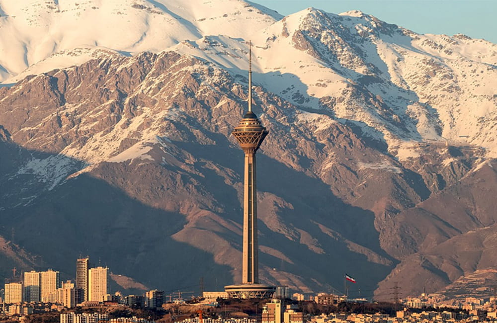 برج میلاد با نمای کوه در پس‌زمینه