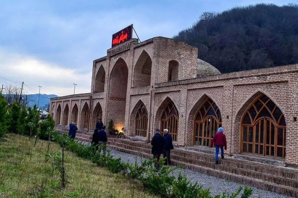 نمایی از کاروانسرای شاه عباسی لات رشت در غروب
