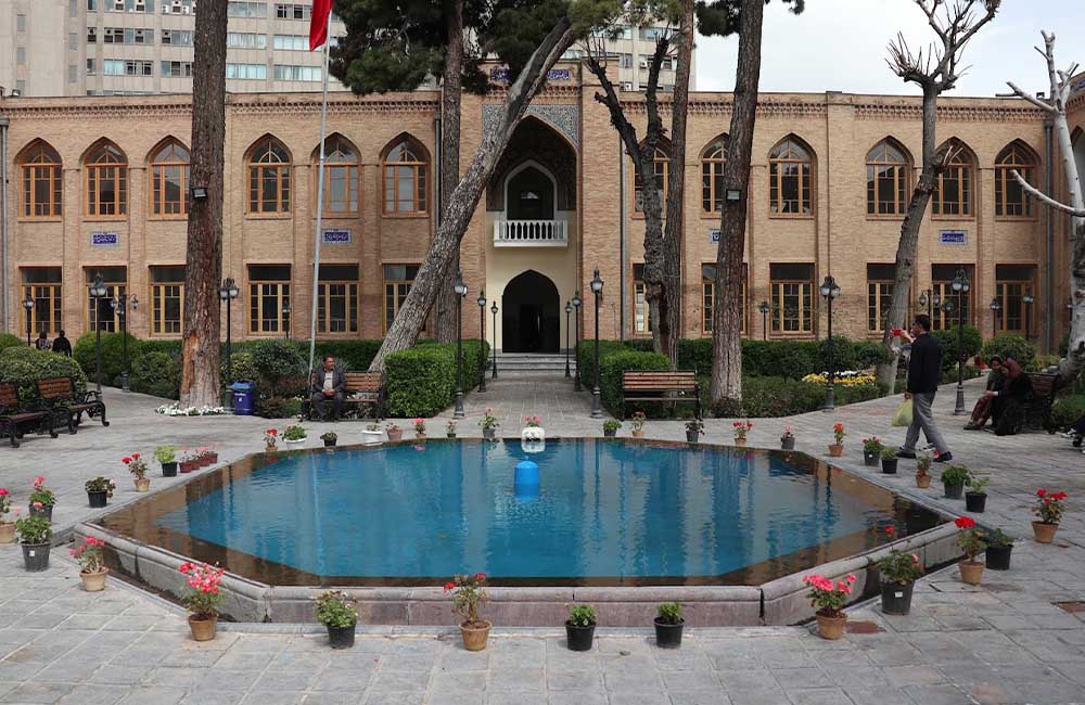 حیاط مدرسه دارالفنون