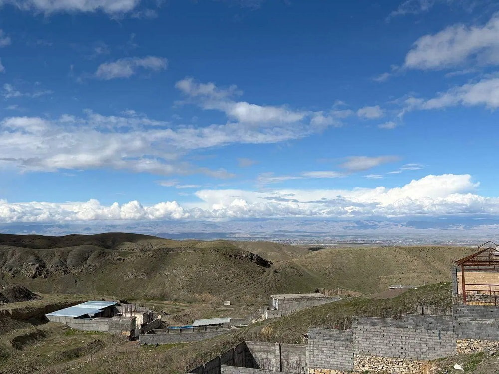 نمایی از آسمان آبی روستای ابرده در شاندیز مشهد