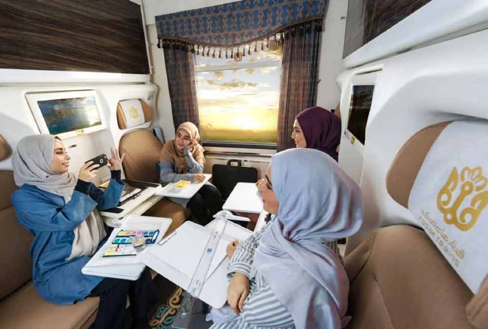 چهار خانم جوان در کوپه اختصاصی بانوان قطار فدک مشهد