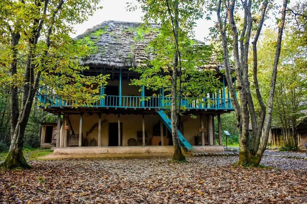 نمایی از یک خانه روستایی قدیی در موزه میراث روستایی گیلان