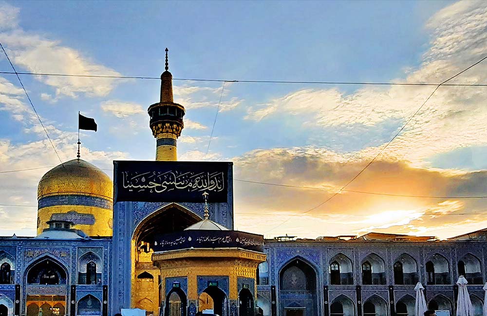 صحن انقلاب در حرم مطهر امام رضا در یک روز ابری