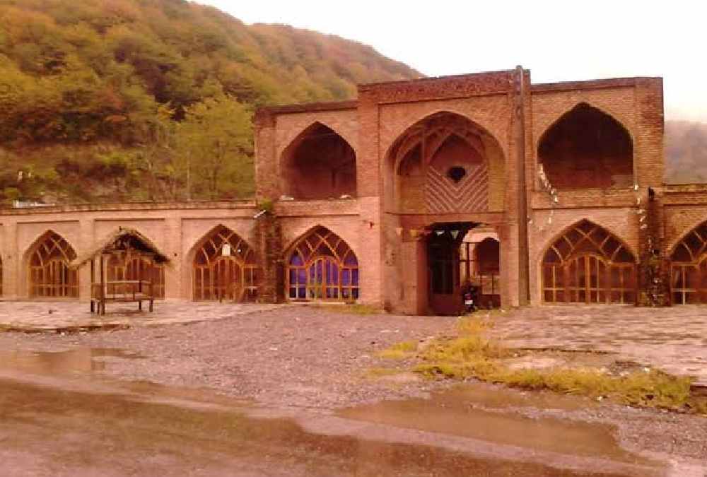 نمای بیرونی کاروانسرای لات پیش از مرمت