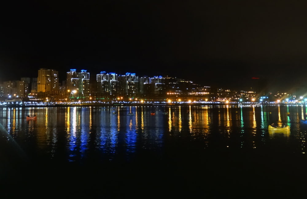 دریاچه چیتگر در شب