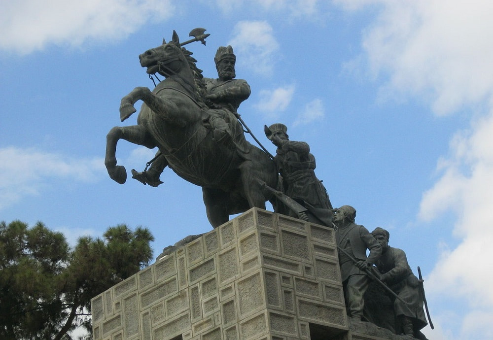 نمایی از مجسمه نادرشاه افشار در باغ موزه نادری از جاهای دیدنی نزدیک حرم
