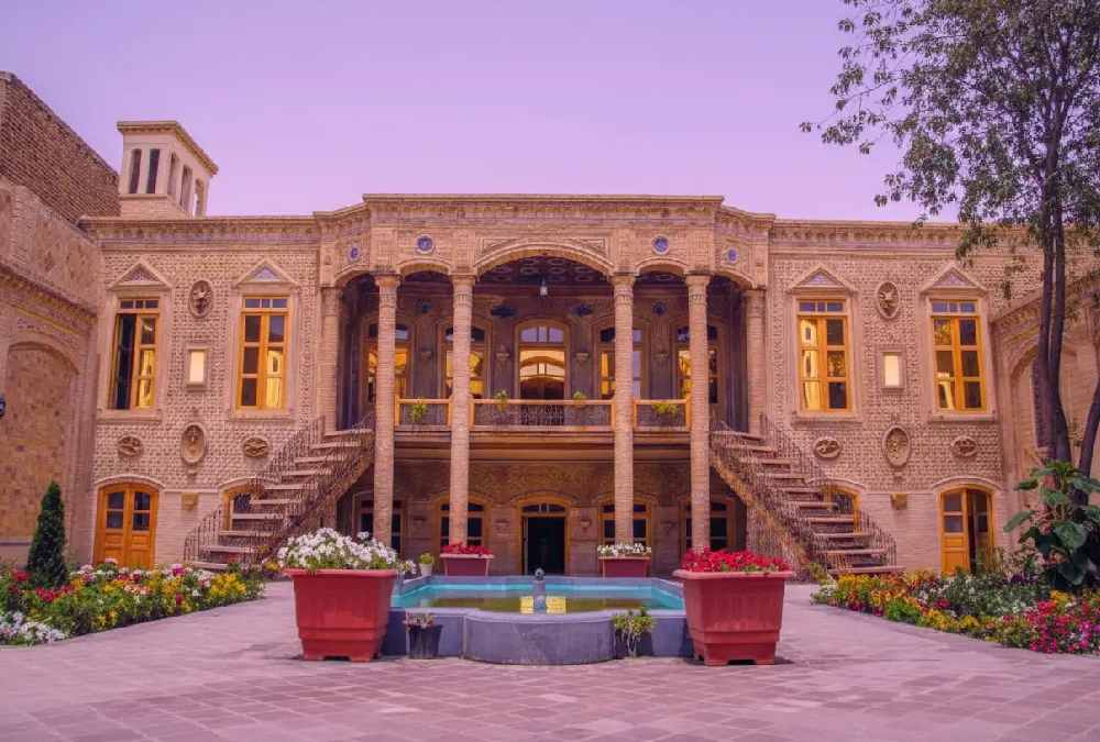 نمای حیاط خانه داروغه از خانههای تاریخی مشهد دوره قاجار