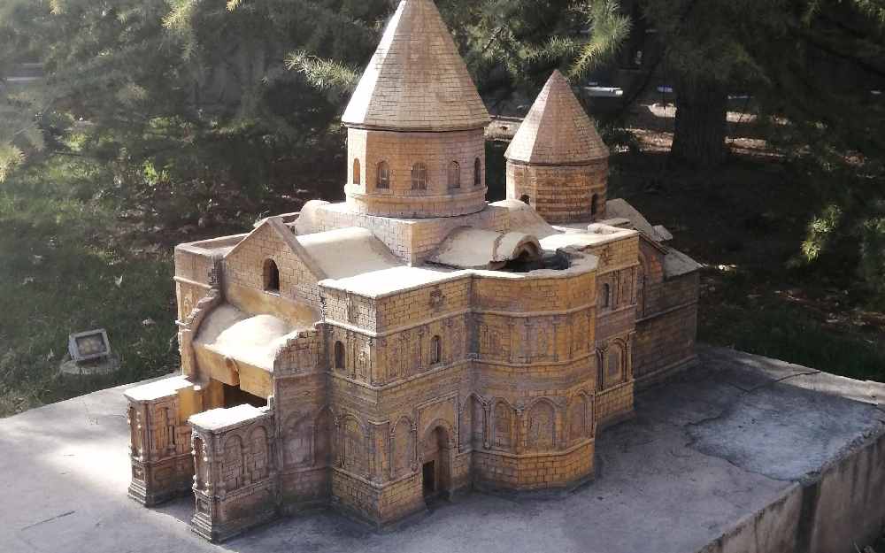 ماکت کلیساهای ارامنه در باغ موزه مینیاتوری تهران از خاصترین جاهای دیدنی شرق تهران