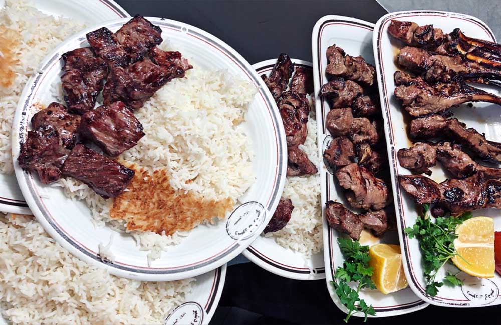 بشقابهای کباب در رستورانی در رشت