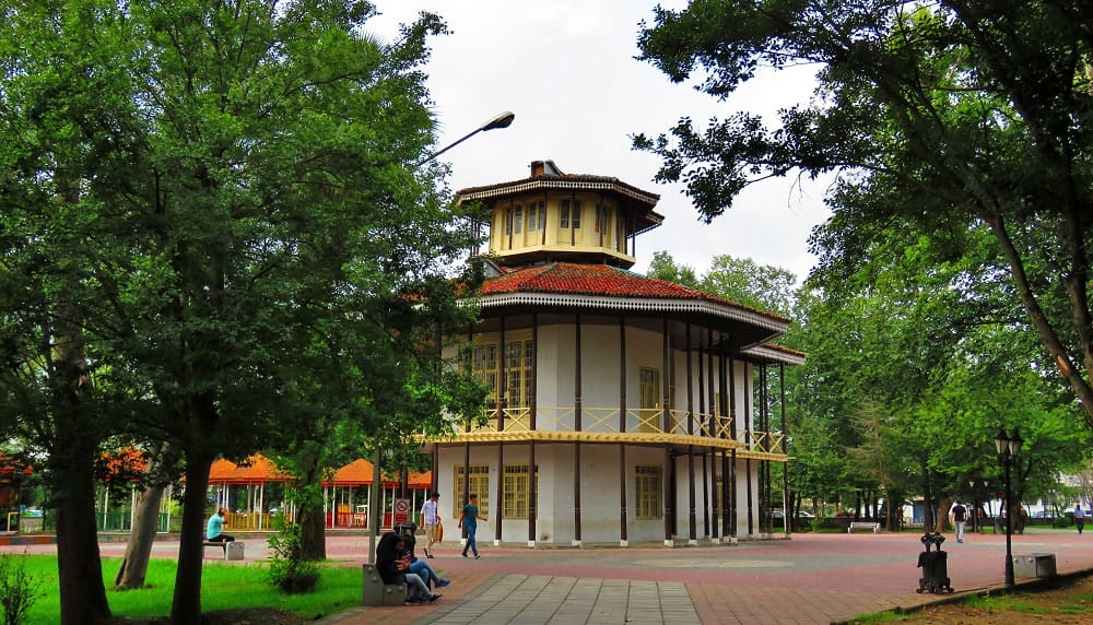 نمایی از معماری زیبای عمارت کلاه فرنگی رشت