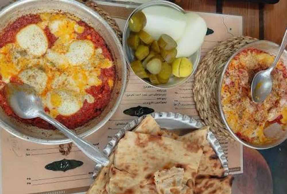 دو ظرف از املتهای معروف کافه چله خونه از بهترین کافه های رشت