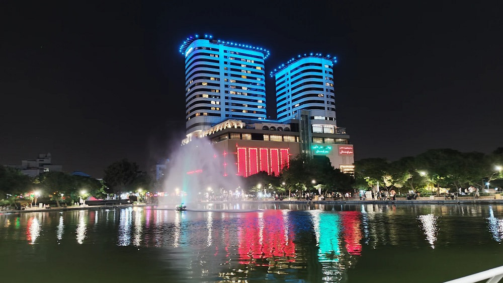 نمایی از استخر آب پارک کوهسنگی در شب