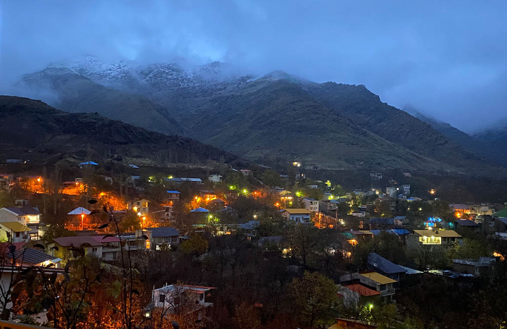 نمای باز روستای برگ جهان در یک غروب مهگرفته