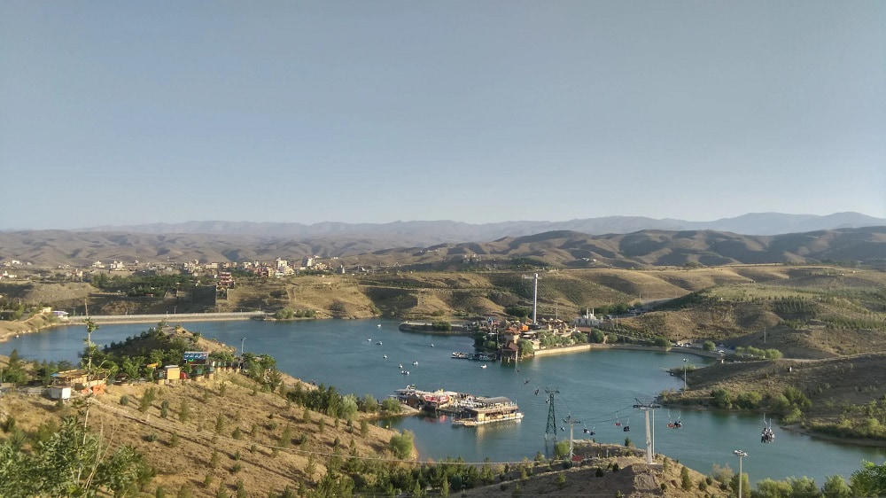 نمایی از مجموعه گردشگری چالیدره در تابستان