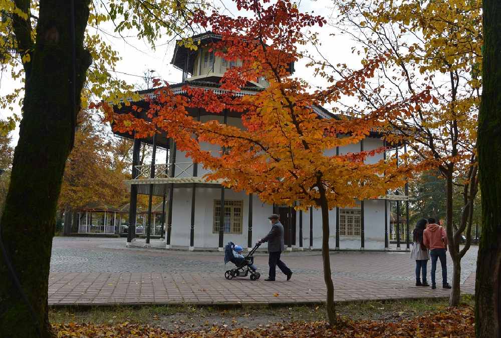 باغ محتشم و عمارت کلاه فرنگی رشت در پاییز
