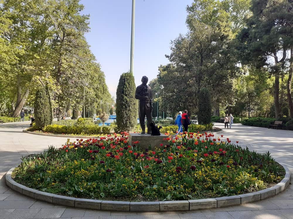 نمایی از پیاده‌روی در پارک شهر تهران در بهار