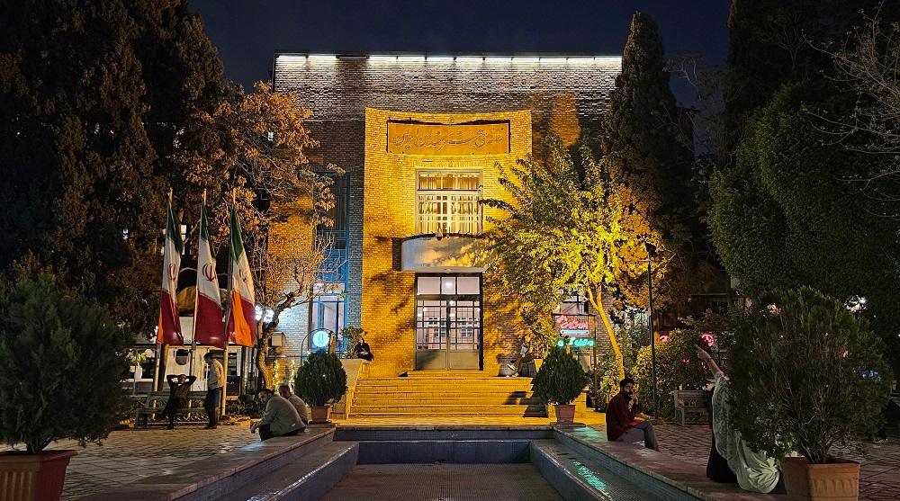 نمایی از محوطه خانه هنرمندان از جاهای مناسب برای پیاده‌روی در تهران در شب